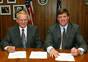 (L to R) NTSP's Chair, Art Farmer, and OSHA's then-Deputy Assistant Secretary, Jonathan L. Snare, renew national Alliance on June 9, 2006.