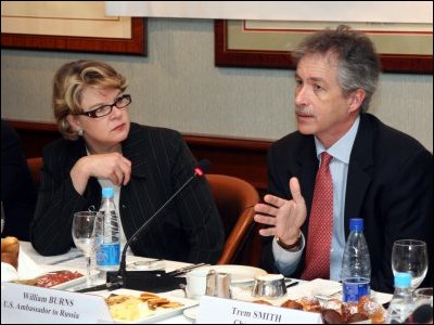 Secretary Spellings meets with business leaders at the American Chamber of Commerce in Russia's Breakfast Forum in Moscow, Russia.  Andrew Somers, President of the American Chamber of Commerce in Russia, and Ambassador William Burns, U.S. Ambassador to Russia, also attended.