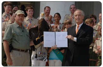 Kempthorne destacó el continuo compromiso del Departamento del Interior y todo el gobierno federal al éxito sostenido del águila, señalando que las águilas americanas continuarán siendo protegidas por la Ley de Protección del Águila Americana y Real (Bald and Golden Eagle Protection Act) y la Ley del Tratado de Aves Migratorias (Migratory Bird Treaty Act). Ambas leyes federales prohíben apoderarse  --matar, vender o causar cualquier otro daño-- de las águilas, sus nidos o huevos. 