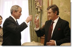 President George W. Bush and President Viktor Yushchenko of Ukraine, raise their glasses in a toast Tuesday, April 1, 2008, during a social lunch at the Presidential Secretariat in Kyiv. White House photo by Eric Draper