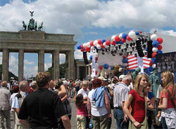 Amerikafest 2008 attracted a huge and diverse crowd. [Nancy Rajczak, U.S. Embassy, Berlin]