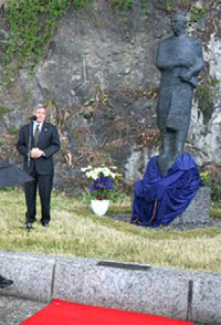 The ambassador with a statue of General George Marshall, June 16, 2008. [Kjersti S. Ofstad, U.S. Embassy Oslo]