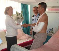 Consul General Wiener thanks injured policeman Osman Dagli for his bravery, July 2008. [Istanbul Emniyet Mudurlugu]