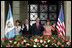 El Presidente George W. Bush, la señora Laura Bush, el Presidente Oscar Berger de Guatemala y la señora Wendy Widmann de Berger saludan al público el lunes, 12 de marzo de 2007, durante la ceremonia de llegada en el Palacio Nacional de la Cultura en la Ciudad de Guatemala. Foto de Paul Morse de la Casa Blanca