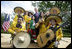 El Presidente George W. Bush posa con miembros del grupo de mariachis Los Hermanos Mora Arriaga, quienes se presentaron el viernes, 4 de mayo de 2007, durante una celebración del Cinco de Mayo en el Rose Garden de la Casa Blanca. Foto de Eric Draper de la Casa Blanca