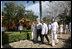 El Presidente George W. Bush y la señora Laura Bush caminan con el Presidente Felipe Calderón y la señora Margarita Zavala en la ceremonia de llegada el martes, 13 de marzo de 2007, en Temozón Sur, México. Es la última escala del Presidente y la señora Bush en su gira por cinco países de América Latina. Se tiene programado que regresen el miércoles a Washington. Foto de Paul Morse de la Casa Blanca