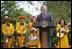 El Presidente George W. Bush les da la bienvenida a los invitados al Rose Garden en la Casa Blanca el viernes, 4 de mayo de 2007, para celebrar el Cinco de Mayo y reconocer las contribuciones de los méxico-americanos. Detrás se ven a miembros del grupo Los Hermanos Mora Arriaga, que tocaron música durante la ceremonia. Foto de Eric Draper de la Casa Blanca