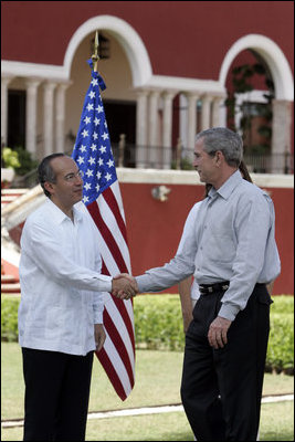 El Presidente George W. Bush le estrecha la mano al Presidente de México, Felipe Calderón, durante la ceremonia de llegada, con la que se les dio la bienvenida al Presidente y la señora Bush al país el martes, 13 de marzo de 2007. El Presidente Calderón le dijo al Presidente Bush, "Señor Presidente, no tengo duda de que juntos, nuestros gobiernos avanzarán en la generación de nuevas oportunidades de bienestar y de prosperidad para nuestras naciones. Sean ustedes muy bienvenidos a México". Foto de Paul Morse de la Casa Blanca