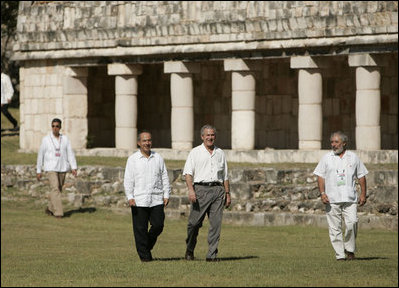 El Presidente George W. Bush y el Presidente Felipe Calderón caminan entre las ruinas mayas de Uxmal el martes, 13 de marzo de 2007, durante la visita por el Presidente y la señora Laura Bush a México. Foto de Paul Morse de la Casa Blanca