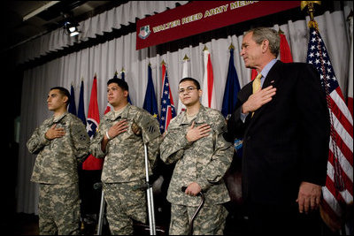 El Presidente George W. Bush junto al técnico del Ejército Sergio López de Bowlingbrook, Ill., el técnico del Ejército Noe Santos-Dilone de Brooklyn, NY., y el soldado raso del Ejército Eduardo Leal-Cárdenas durante una Ceremonia de Naturalización en Walter Reed Army Medical Center en Washington, D.C. el lunes, 24 de julio de 2006. Foto por Eric Draper de la Casa Blanca. 