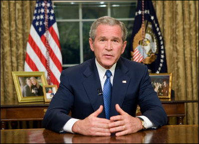 El Presidente George W. Bush pronuncia un discurso a la nación la noche del lunes, 15 de mayo de 2006 desde la Oficina Oval. Foto por Eric Draper de la Casa Blanca 