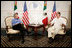 El Presidente George W. Bush se reúne con el Presidente de México, Vicente Fox, el jueves, 30 de marzo de 2006, durante su reunión bilateral en Cancún, México. La reunión es parte de una cumbre de tres días con los líderes de México y Canadá. Foto por Eric Draper de la Casa Blanca