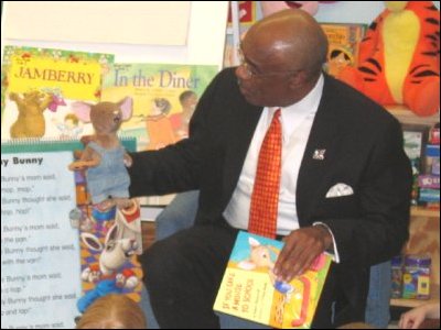 Secretary Paige reads to a kindergarten class at Alum Creek Elementary School in Charleston, West Virginia.