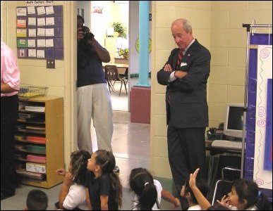 Deputy Secretary Hickok visits a kindergarten English class at Desert View Elementary School in Sunland Park, New Mexico (September 7, 2004).