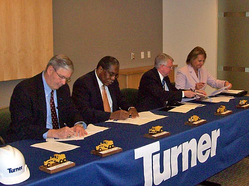 OSHA, Turner Construction Company and Nationwide Children's Hospital representatives sign the partnership agreement on May 12, 2008