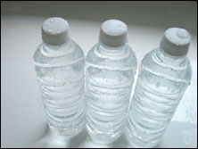 foto de botellas de agua