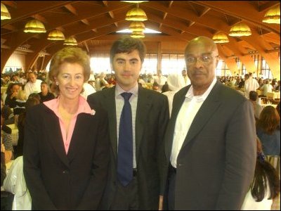 Secretary Paige enjoys an Italian lunch with 1400 members of the San Patrignano community during his trip to Rimini, Italy. He is joined by Andrea Muccioli, Chief of Community, and Letizia Moratti, Italian Minister of Education.