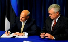 Secretary Chertoff and Estonian Minister of Interior Juri Pihl at the Ronald Reagan Bldg sign an agreement on enhancing cooperation in preventing and combating serious crime with the republic of Estonia.