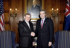 Trade Minister Crean and Secretary Gutierrez shaking hands.