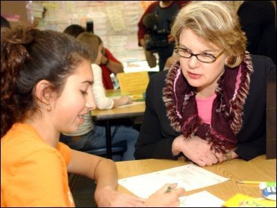 Secretary Spellings visits a classroom at Windy Ridge Elementary School in Orlando and talks with students about their work.