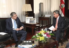 Commerce Secretary Carlos M. Gutierrez seated with Costa Rica President Oscar Arias. Click here for larger image.