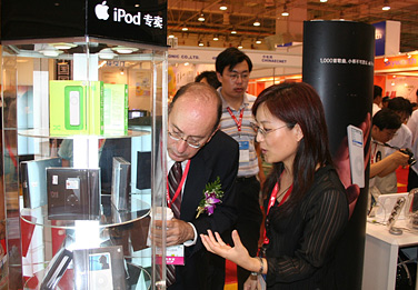 Barry Friedman, minister counselor for commercial affairs, inspects the Apple booth at SINOCES 2006. (U.S. Department of Commerce photo)