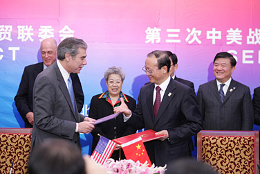 Carlos M. Gutierrez, secretary of commerce (left); Wu Yi, Chinese vice premier (center); and Shao Qiwei, chairman of the China National Tourism Administration (right), participated in the signing of the agreement covering tourism.