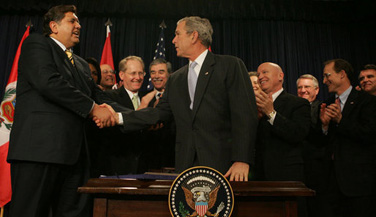 President George W. Bush (right) shakes the hand of Peru’s President Alan García (left) after signing H.R. 3688