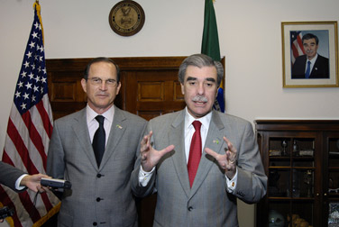 Luiz Furlan, Brazilian minister of development, industry, and trade (left), and Carlos M. Gutierrez, secretary of commerce (right), meet with the press after the second meeting of the U.S.–Brazil Commercial Dialogue in Washington, D.C., on November 7, 2006.