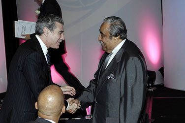 Secretary of Commerce Carlos M. Gutierrez (left) and House Ways and Means Committee Chairman Charles B. Rangel (right) at a meeting of the Washington International Trade Association in Washington, D.C., on July 17, 2007, at which the 2007 National Export Strategy was released.