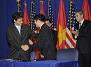 Motorola Official signs agreement with Vietnamese Official