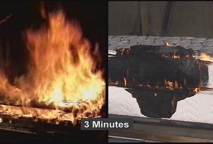 Tres minutos luego de que un colchón convencional y uno que cumple con la nueva norma federal se incendian durante una prueba