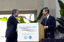 Secretary shakes hands with Vice Admiral Lautenbacher