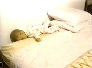Bebé atrapado y sofocado entre la cama y la pared