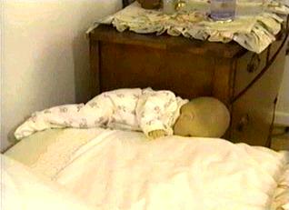 Bebé atrapado y sofocado entre la cama y otro objeto 