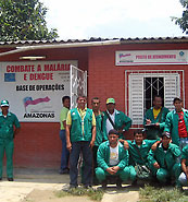 Agentes de vigilância sanitária em frente à Base de Operações do Programa de Controle da Malária do estado do Amazonas