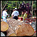 Miembros de la comunidad en Petén preparan la madera de caoba para el embarque.