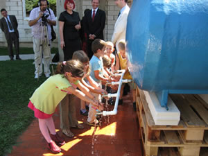 Arilje's kindergarten children celebrate the arrival of the USAID donated water tanks.