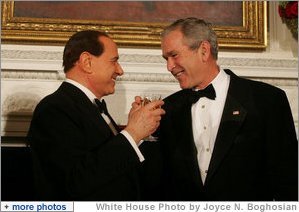 El Presidente George W. Bush y el Primero Ministro de Italia, Silvio Berlusconi, levantan sus copas durante la cena de Estado que se ofreció en la Casa Blanca el pasado 13 de octubre de 2008, con motivo de las visita del primer mandatario italiano a los Estados Unidos. Foto por Joyce N. Boghosian de la Casa Blanca