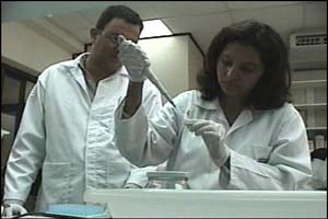 Photo: Dr. Mireya Matamoros, Director and Miguel Fortín, Analyst, at the genetics lab in the Forensic Medicine Directorate.