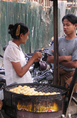 As reconstruction crews arrived to help rebuild Suk Samran district’s coastal areas, an enterprising group of women identified a need for ready-to-eat food. With USAID assistance, they opened a small catering business.