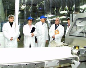 Photo: Visitors at Pain D’Or learn about the production
process. Antoine Iskandar, Chairman of the company,
is third from left to right.