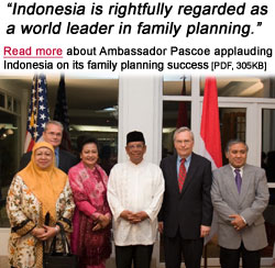 Photo of from the left: Dr. Harni Koesno, Chairperson of Indonesian Midwives Association, Mr. William M. Frej, USAID Mission Director, Dr. Sumarijati Arjoso, Chair person BKKBN, President of NU, Dr, Hasyim Muzadi, Ambassador B. Lynn Pascoe, and President of Muhammadiyah, Dr. Din Syamsuddin. (Quote on photo "Indonesia is rightfully regarded as a world leader in family planning." Click to read more about Ambassador Pascoe applauding Indonesia on its family planning success [PDF, 86KB]).