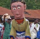 Theatergruppen in bunten und auffälligen Kostümen tragen die Botschaften auf Märkte und traditionelle Versammlungsplätze: Financial Literacy Roadshow in Ghana. Foto: GTZ Ghana