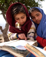 Photo of Pakistani girls reading a book.  (Photo: Masako Imaoka/On Asia)