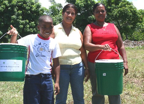 Ernesto Ernesto Nova, Ernestina Díaz y Basilia López, residentes de Juan de Herrera, muestran los basureros verdes que usarán para recoger la basura orgánica en sus casas.  