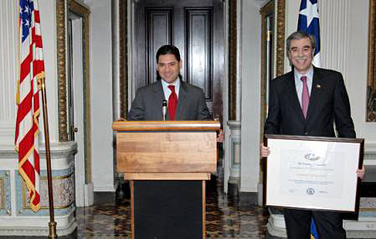 Director General Israel Hernandez and Secretary of Commerce Carlos Gutierrez prepare to present the 