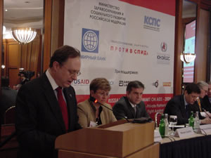 Ambassador Alexander Vershbow speaking at the Second Russian Business Summit on AIDS