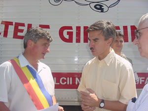 U.S. Embassy Romania Charge D’Affaires Mark Taplin helps distribute USAID-funded supplies
