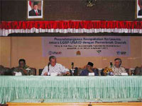 Bill Frej, Mission Director, USAID Jakarta, District Mayors in Aceh and Philip Schwehm, Chief of Party, LGSP during the signing ceremony. Photo: USAID/Larry Meserve